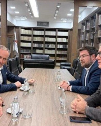 ВУЧЕВИЋ ПРИМИО ДВОЈИЦУ МАЂАРСКИХ ДЕЛЕГАТА Лидер СНС се састао са изаслаником Орбана и амбасадором Мађарске у Србији