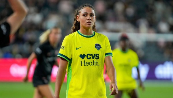 КРВ НИЈЕ ВОДА: Ћерка Дениса Родмана Тринити постала најплаћенија фудбалерка света