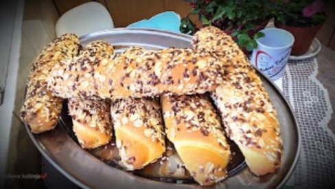 РЕЦЕПТ ЗА ДОМАЋЕ КИФЛЕ СА СЕМЕНКАМА: Као из пекаре (ВИДЕО)