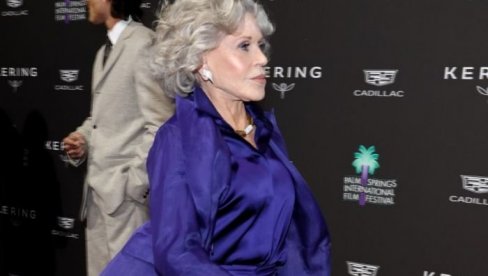 NA CRVENOM TEPIHU PROŠETALA U VISOKIM POTPETICAMA, PRIVATNO SE VOZI U INVALIDSKIM KOLICIMA: Nove fotografije DŽejn Fonde zaprepastile javnos