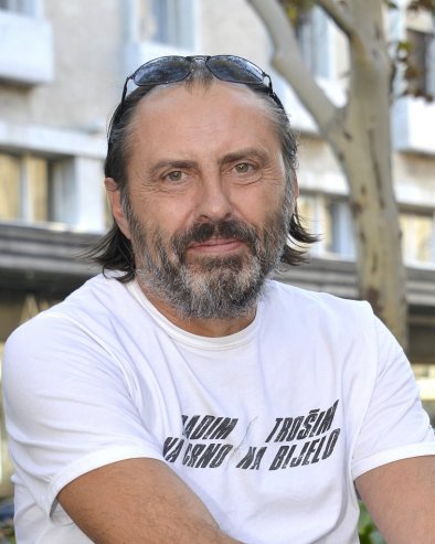 СЕЈО СЕКСОН ИСМЕЈАО ТОМПСОНОВУ ПЕСМУ: Пет минута наговештава да ће ми рећи шта је било, али никако да каже