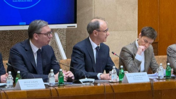 НИСАМ СТРУЧАН, АЛИ УМЕМ ДА ВИДИМ РЕЗУЛТАТ Вучић: Покажите визију и брините о будућности