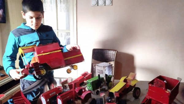 ПРАВИ МАКЕТЕ ПОЉОПРИВРЕДНИХ МАШИНА: Мали Урош из околине Параћина обожава тракторе  (ФОТО)