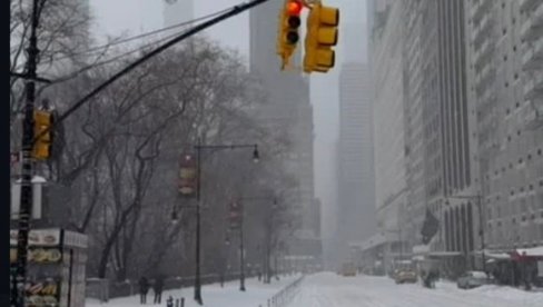 NJUJORK, CENTAR SVETA ZATRPAN SNEGOM Ulice nisu očišćene! Blokaderi u neverici (VIDEO)