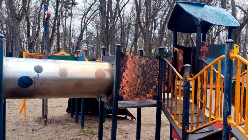 VANDALI PALILI DEČJE IGRALIŠTE: U Gradskom parku u Vršcu ponovo nemile scene (FOTO)