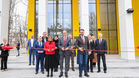 U NOVOM SADU OTVORENA OŠ MILOŠ CRNJANSKI:  Na svečanosti Maja Gojković, Đuro Macut i Žarko Mićin