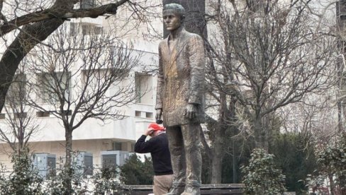 OČIŠĆEN SPOMENIK GAVRILU PRINCIPU: Skinuta crvena farba koju su prosule blokaderke NVO sektora (FOTO)