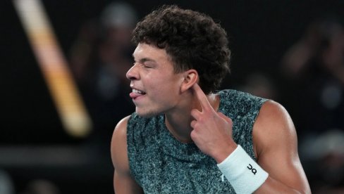 ИЗГОВОРИО ЈЕ НОВАК И ЦЕЛА РОД ЛЕЈВЕР АРЕНА ЈЕ ЗВИЖДАЛА! Каква сцена на Аустралијан опену (ВИДЕО)