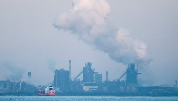 ПАЛА ЦЕНА НАФТЕ УСЛЕД ГЕОПОЛИТИЧКИХ И ТРГОВИНСКИХ ФАКТОРА Узроци: Тензије на Блиском истоку и Трампове претње царинама Канади