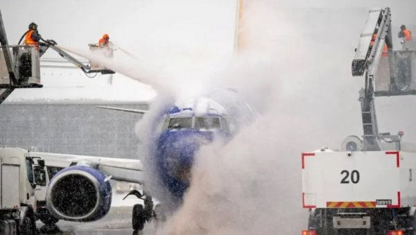 АВИОН УПАО У ОЛУЈУ, ПА СЕ ЗАПАЛИО, ПОГИНУЛИ СКОРО СВИ: Расте број мртвих због снежног монструма у Америци - Ванредна ситуација на снази