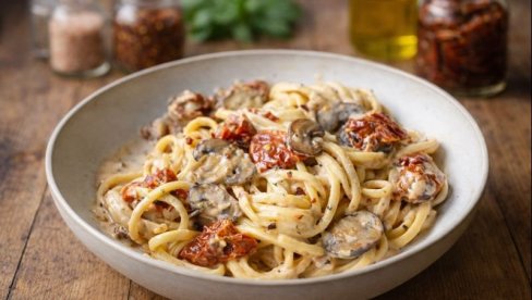 KREMASTA PASTA SA PEČURKAMA I SUŠENIM PARADAJZOM: Italijanski klasik gotov za 20 minuta
