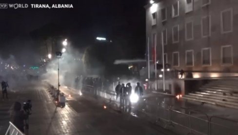 OVAKO policija u Albaniji rasteruje mirne demonstrante vodenim topovima i suzavcima (VIDEO)