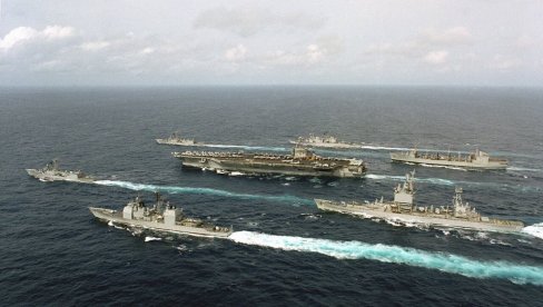 „СТОТИНЕ РАКЕТА ОДЈЕДНОМ“: Може ли Америка да заштити USS Abraham Lincoln ако Иран нападне у Персијском заливу? (ВИДЕО)