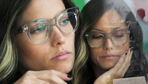 POLA AUTOMOBILA U MERMERU: Neobičan spomenik na grobu Mirkinog oca - poginuo pre njenog rođenja, glumica po njemu dobila ime (VIDEO)