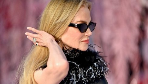 NIKOL KIDMAN SE POJAVILA NA ŠANEL REVIJI U NAJGLAMUROZNIJEM IZDANJU: Slavna glumica ne prestaje da oduševljava!