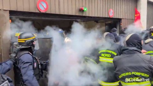 POGLEDAJTE - VATROGASCI SE BIJU SA POLICIJOM: Novi protesti u Francuskoj (VIDEO)