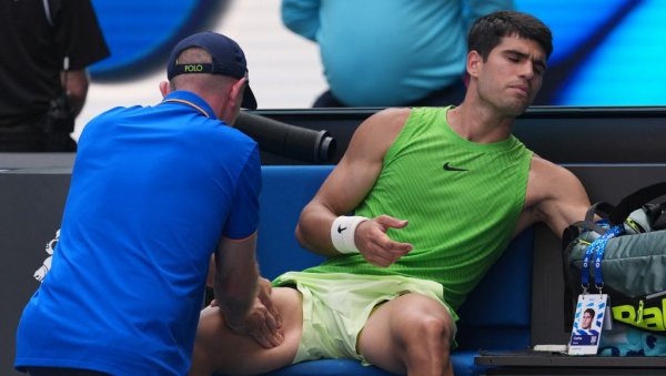 ТОТАЛНИ ХАОС У МЕЛБУРНУ! Карлос Алкараз се повредио, а Александер Зверев урлао на Српкињу (ВИДЕО)