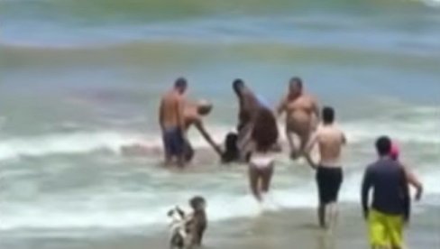 LJUDI HITNO ULETELI U KRVAVU VODU DA IZVUKU DEČAKA: Horor scena na popularnoj plaži - Još jedan brutalan napad morske nemani (VIDEO)