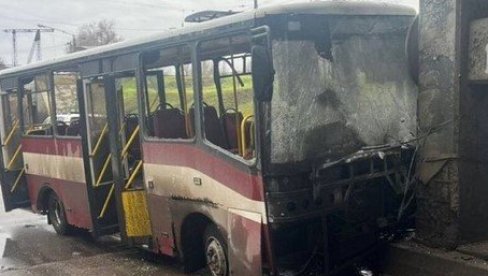 (UZNEMIRUJUĆE) IMA MRTVIH I RANJENIH: Ruska vojska gađala putnički autobus u Hersonskoj oblasti (FOTO/VIDEO)