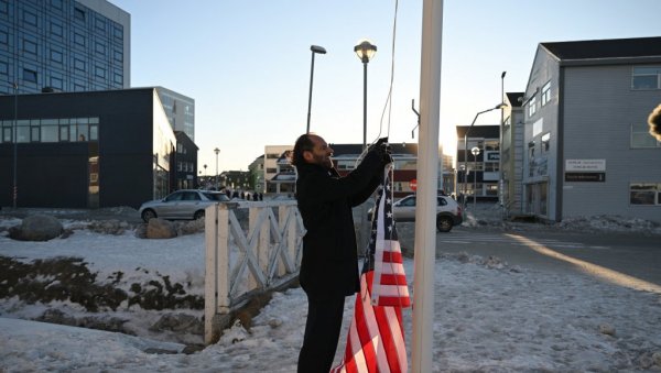 НЕМАЧКИ КОМИЧАР ПОКУШАО ДА ПОДИГНЕ АМЕРИЧКУ ЗАСТАВУ НА ГРЕНЛАНДУ Градоначелница Гренланда: То није смешно (ВИДЕО)