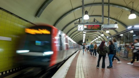 TRAGEDIJA: Povukao devojku pod voz, oboje mrtvi