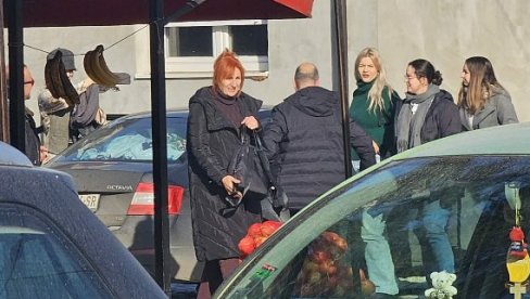 BLOKADERI KUPUJU GLASOVE: Piculići dele slatkiše i igračke (FOTO)