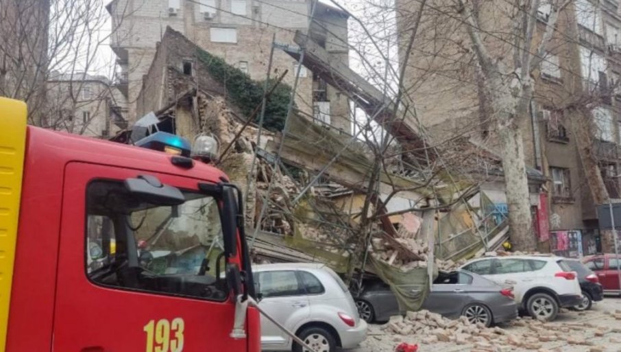 УРУШИЛА СЕ СТАРА ЗГРАДА И СКЕЛА У ЦЕНТРУ БЕОГРАДА: Хитна помоћ, ватрогасци и полиција у Улици Џоржа Вашингтона