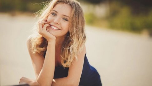 KAKO SE PRAVILNO NEGUJE PLAVA KOSA? Boja koja zahteva posebnu pažnju