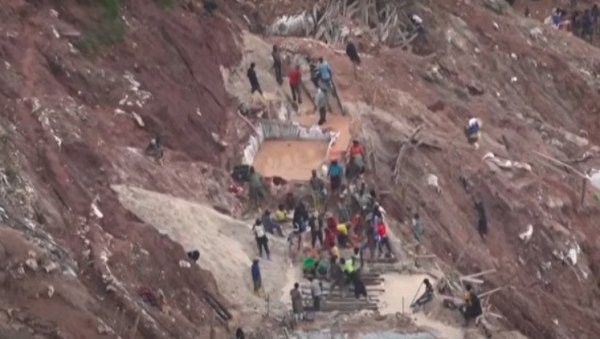 АКЦИЈА СПАШАВАЊА РУДАРА И ДАЉЕ У ТОКУ: Најмање 200 људи погинуло у урушавању налазишта у Конгу  (ВИДЕО)