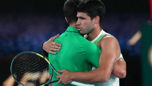 NOVAČE, TI SI MOJA INSPIRACIJA! Alkaraz podigao trofej pa se okrenuo ka Đokoviću i poručio mu ovo...
