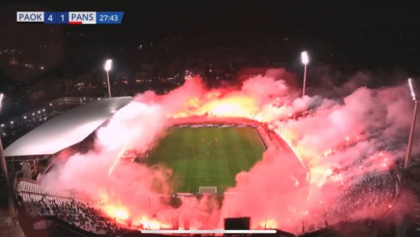 ЕМОТИВНО НА ТУМБИ: Навијачи ПАОК-а запалили бакље око целог стадиона у част седморице погинулих (ВИДЕО)