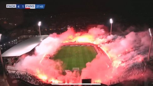 EMOTIVNO NA TUMBI: Navijači PAOK-a zapalili baklje oko celog stadiona u čast sedmorice poginulih (VIDEO)