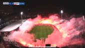 EMOTIVNO NA TUMBI: Navijači PAOK-a zapalili baklje oko celog stadiona u čast sedmorice poginulih (VIDEO)