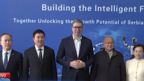 DOBRO JUTRO, PREDSEDNIČE: Robot pozdravio Vučića u Kineskom kulturnom centru (VIDEO)