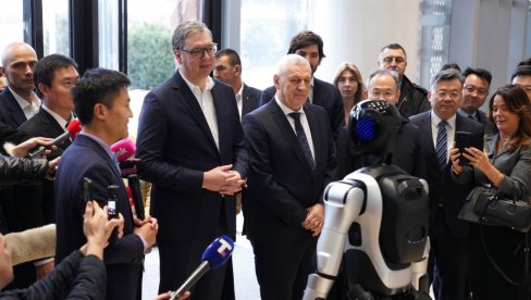 VUČIĆ U KINESKOM KULTURNOM CENTRU: Mi možemo da budemo prva zemlja u Evropi koja će da proizvodi ovakve robote (VIDEO)