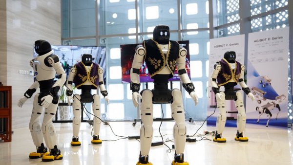 ОВО ЈЕ РОБОТ ЛУКА КОЈИ ЈЕ ПОЗДРАВИО ПРЕДСЕДНИКА ВУЧИЋА: Говори српски, висок је 170 цм и има посебно занимање