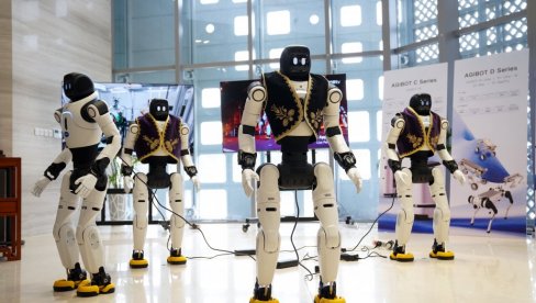 ОВО ЈЕ РОБОТ ЛУКА КОЈИ ЈЕ ПОЗДРАВИО ПРЕДСЕДНИКА ВУЧИЋА: Говори српски, висок је 170 цм и има посебно занимање