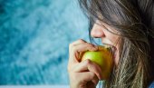ZDRAVLJE IZ TANJIRA: Jabuka pre obroka - 200 kalorija manje