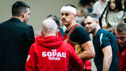 UŽASAN PAD: Košarkaš Borca udario glavom u zid na utakmici ABA lige (FOTO)