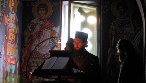 PRAVILA PONAŠANJA U CRKVI: Šminka i odeća u ovoj boji - nikako, a evo zbog čega vas još mogu opomenuti