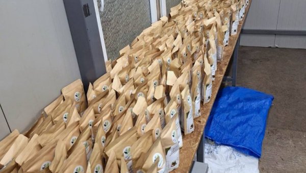 ХТЕЛИ ДА ПРОШВЕРЦУЈУ ЧАЈ ЗА МРШАВЉЕЊЕ: На Граничном прелазу Шид откривено више од 37 килограма биљне мешавине