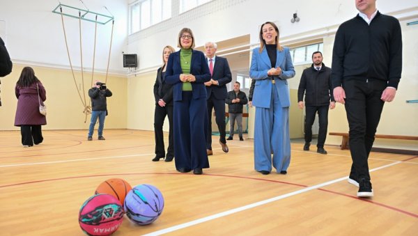 РЕКОНСТРУКЦИЈУ ФИСКУЛТУРНЕ САЛЕ У РАТКОВУ ФИНАНСИРА ПОКРАЈИНА: Маја Гојковић посетила општину Оџаке у Бачкој