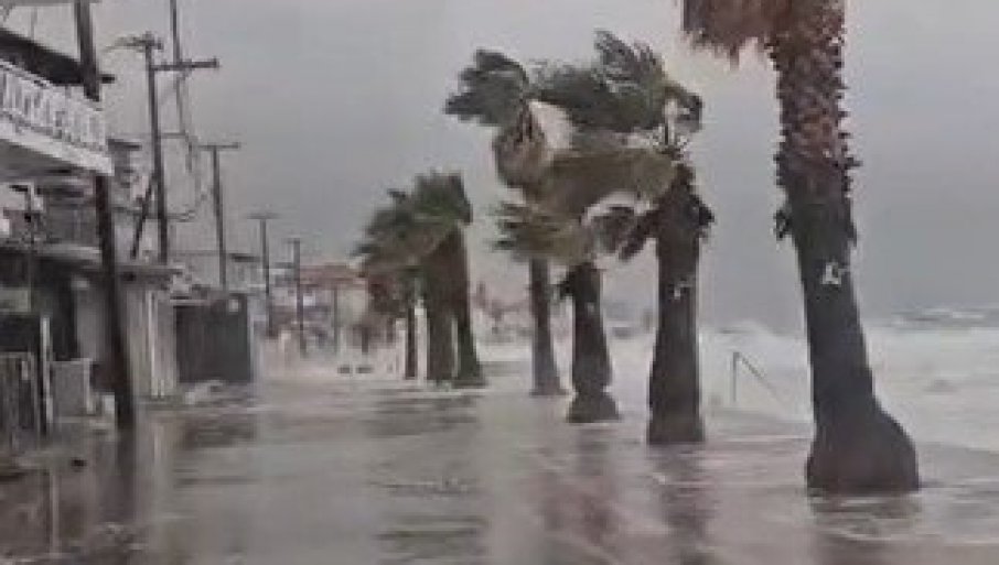 СРБИ У ШОКУ ГЛЕДАЈУ И ДЕЛЕ СНИМАК: Погледајте како су огромни таласи прогутали омиљено летовалиште наших људи у Грчкој (ВИДЕО)