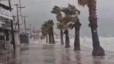 СРБИ У ШОКУ ГЛЕДАЈУ И ДЕЛЕ СНИМАК: Погледајте како су огромни таласи прогутали омиљено летовалиште наших људи у Грчкој (ВИДЕО)