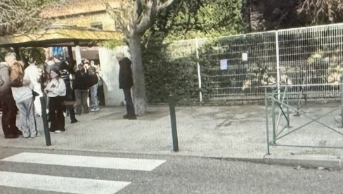 NOŽEM IZBO PROFESORKU, ŽIVOTNO JE UGROŽENA: Jeziv zločin u školi u Francuskoj