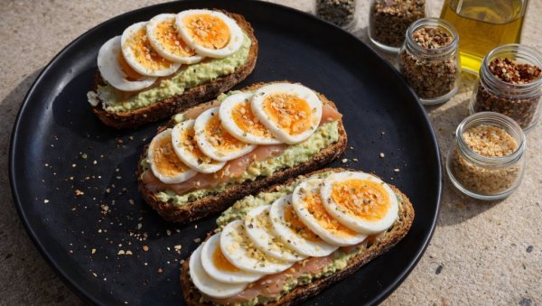 ПРЕПЕЧЕНИ ХЛЕБ СА АВОКАДОМ И ПЕЧЕНИЦОМ: Идеално за доручак или лагану вечеру