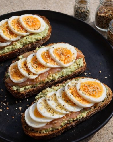 ПРЕПЕЧЕНИ ХЛЕБ СА АВОКАДОМ И ПЕЧЕНИЦОМ: Идеално за доручак или лагану вечеру