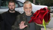ČEDOMIRE, ŠTA JE OVO?: Aleksandar Kos zatekao crvenu ružu na autu, Jovanović ne krije sreću (VIDEO)