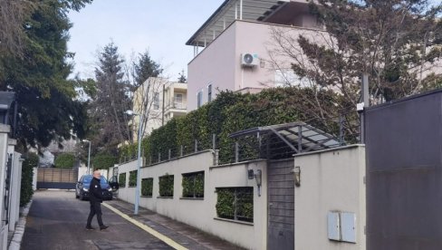 ПАРКИРАНО САМО ЈЕДНО ВОЗИЛО: Ево шта се дешава испред виле Здравка Чолића дан након експлозије (ФОТО)