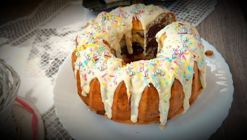 РЕЦЕПТ ЗА ТРАДИЦИОНАЛНИ КУГЛОФ: Слаткиш који никад не излази из моде (ВИДЕО)